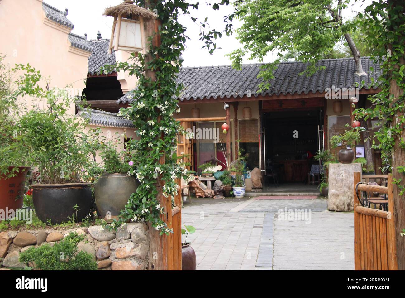 230518 -- NANCHANG, 18 maggio 2023 -- questa foto scattata il 15 aprile 2023 mostra il bar del tè Shi Qingxiong Shi Yin a Huanghuawan, città di Longnan, provincia del Jiangxi della Cina orientale. DA SEGUIRE in tutta la Cina: Villaggio condiviso risveglia vecchie case nella Cina orientale CHINA-JIANGXI-LONGNAN-VECCHIE CASE CN LiuxYang PUBLICATIONxNOTxINxCHN Foto Stock