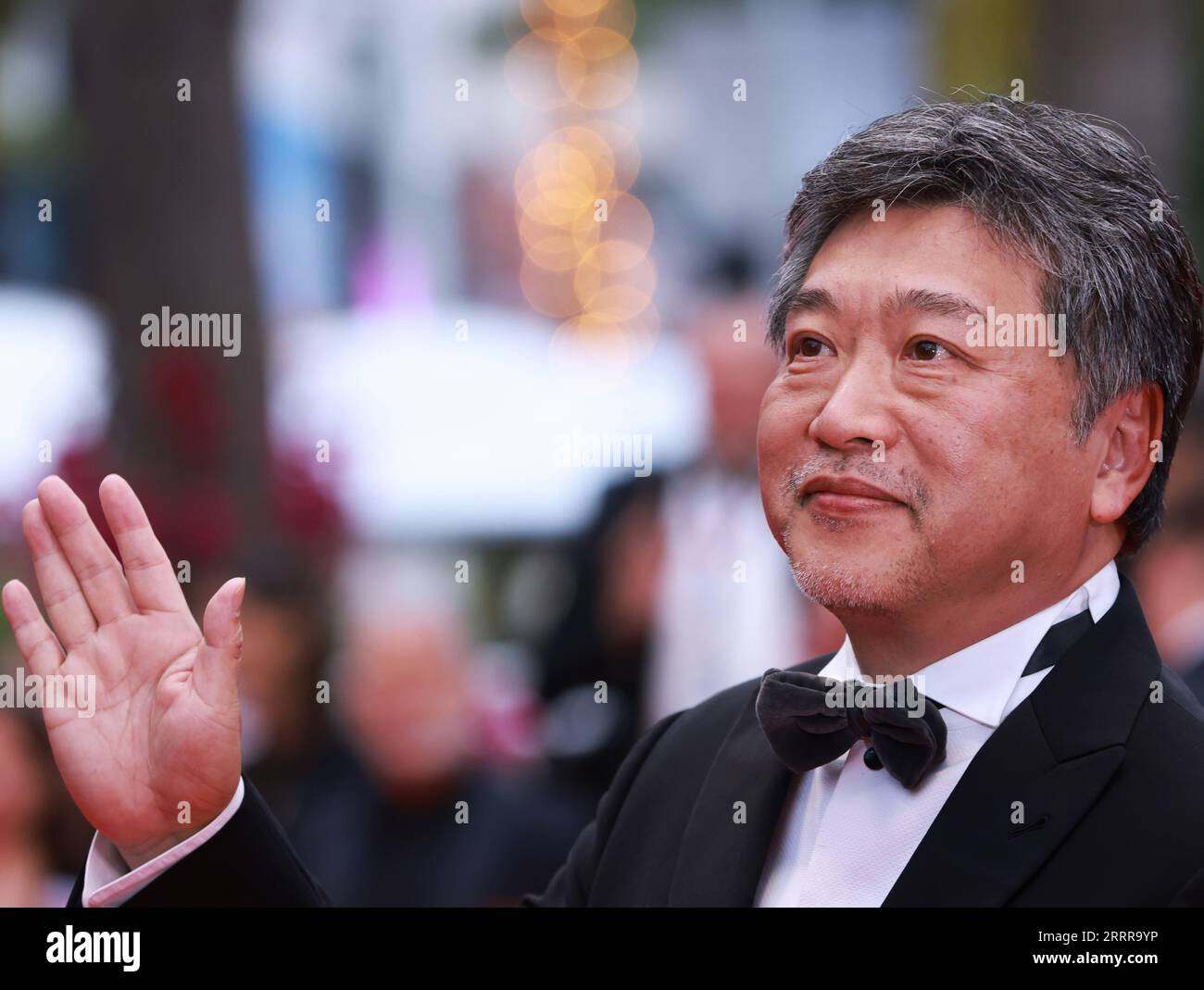 230518 -- CANNES, 18 maggio 2023 -- il regista giapponese Kore-EDA Hirokazu si pone per la proiezione del film Kaibutsu Monster che gareggerà per la Palme d Or durante la 76a edizione del Festival di Cannes, nel sud della Francia, il 17 maggio 2023. FRANCIA-CANNES-FILM FESTIVAL-KAIBUTSU GaoxJing PUBLICATIONxNOTxINxCHN Foto Stock