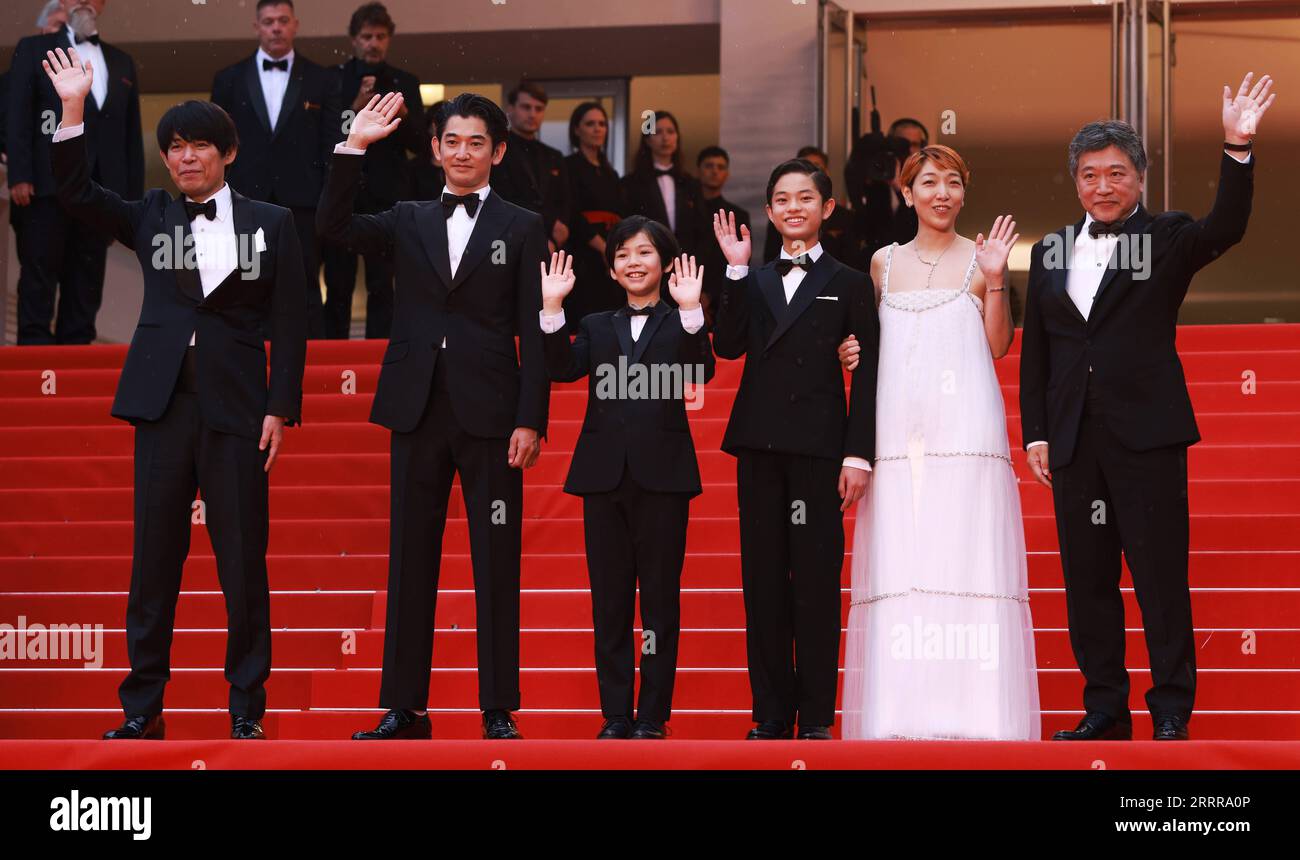 230518 -- CANNES, 18 maggio 2023 -- il regista giapponese Kore-EDA Hirokazu 1st R posa con i membri del cast mentre arrivano per la proiezione del film Kaibutsu Monster che gareggerà per la Palme d Or durante la 76a edizione del Festival di Cannes, nel sud della Francia, il 17 maggio 2023. FRANCIA-CANNES-FILM FESTIVAL-KAIBUTSU GaoxJing PUBLICATIONxNOTxINxCHN Foto Stock