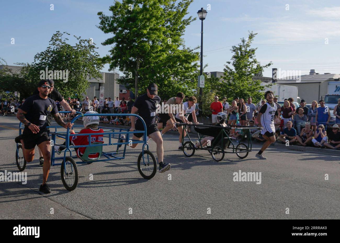 230519 -- SURREY, 19 maggio 2023 -- i partecipanti corrono lungo la strada durante la Cloverdale Bed Race a Surrey, British Columbia, Canada, 18 maggio 2023. L'evento tradizionale della comunità è tornato per il suo 44° anno giovedì, quando i partecipanti si sono Uniti per competere testa a testa in strada con i loro letti modificati. Foto di /Xinhua CANADA-SURREY-CLOVERDALE BED RACE LiangxSen PUBLICATIONxNOTxINxCHN Foto Stock