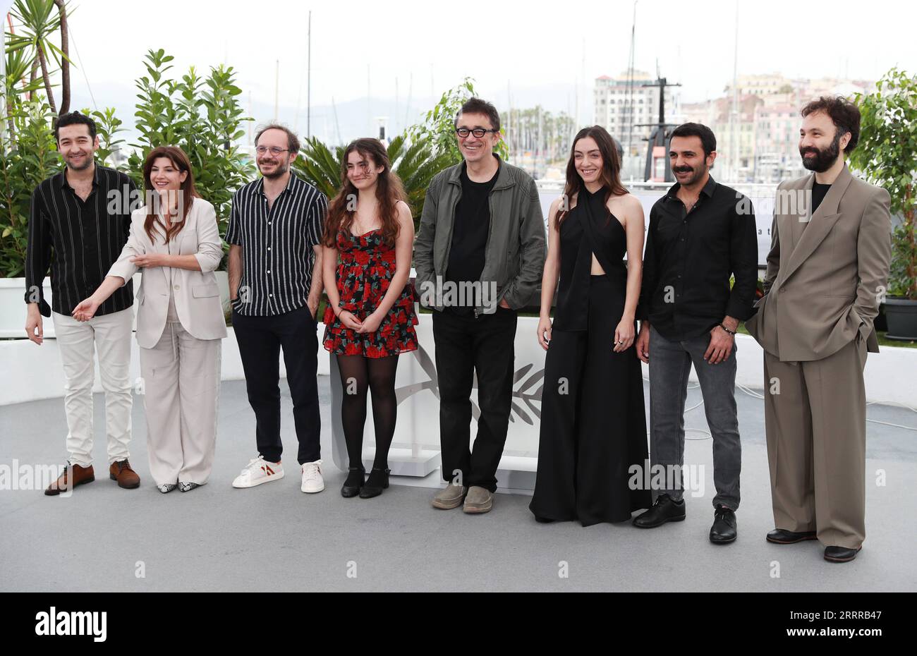 230520 -- CANNES, 20 maggio 2023 -- il regista Nuri Bilge Ceylan 4th R posa con i membri del cast durante una photocall per il film Kuru Otlar Ustune About Dry Grasses alla 76a edizione del Festival di Cannes, nel sud della Francia, 20 maggio 2023. Il film Kuru Otlar Ustune su erba secca gareggerà per la Palme d Or. FRANCIA-CANNES-FILM FESTIVAL-KURU OTLAR USTUNE GAOXJING PUBLICATIONXNOTXINXCHN Foto Stock