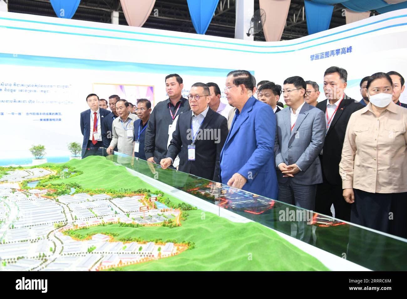 230522 -- SIHANOUKVILLE, 22 maggio 2023 -- funzionari cambogiani e cinesi visitano una mostra di progetti nell'ambito della Belt and Road Initiative BRI presso la zona economica speciale Sihanoukville SSEZ a Sihanoukville, Cambogia, il 22 maggio 2023. La Cambogia ha celebrato il decimo anniversario della proposta cinese Belt and Road Initiative BRI, sottolineando i suoi grandi contributi allo sviluppo socioeconomico e alla riduzione della povertà del regno. Foto di Zhao Yipu/Xinhua CAMBODIA-SIHANOUKVILLE-BRI-DECIMO ANNIVERSARIO WuxChangwei PUBLICATIONxNOTxINxCHN Foto Stock