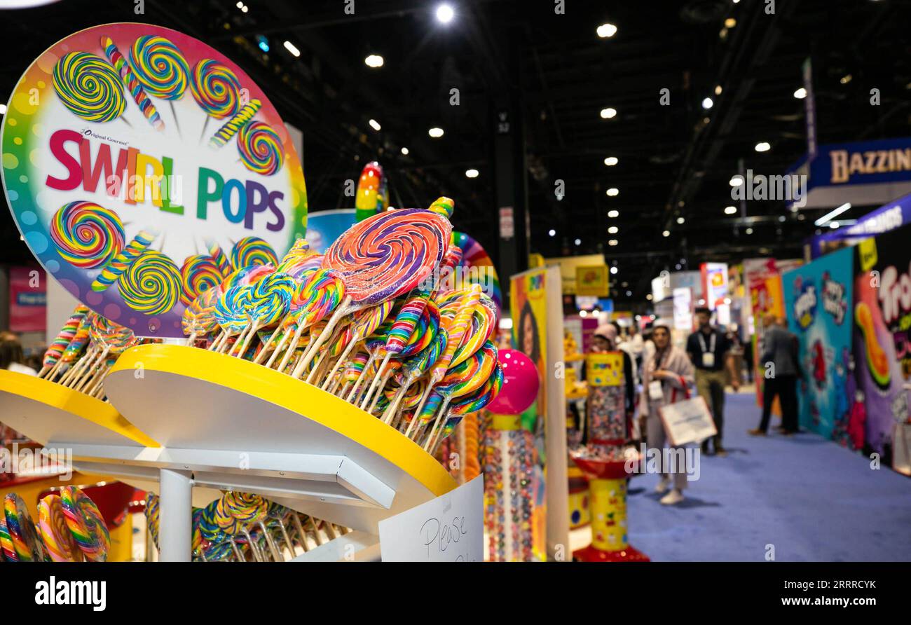 230523 -- CHICAGO, 23 maggio 2023 -- Lollipops sono visti al Sweets and Snacks Expo di Chicago, negli Stati Uniti, il 23 maggio 2023. Il 2023 Sweets and Snacks Expo si tiene al McCormick Place di Chicago dal 22 al 25 maggio. Foto di /Xinhua U.S.-CHICAGO-SWEETS AND SNACKS EXPO VincentxD.xJohnson PUBLICATIONxNOTxINxCHN Foto Stock