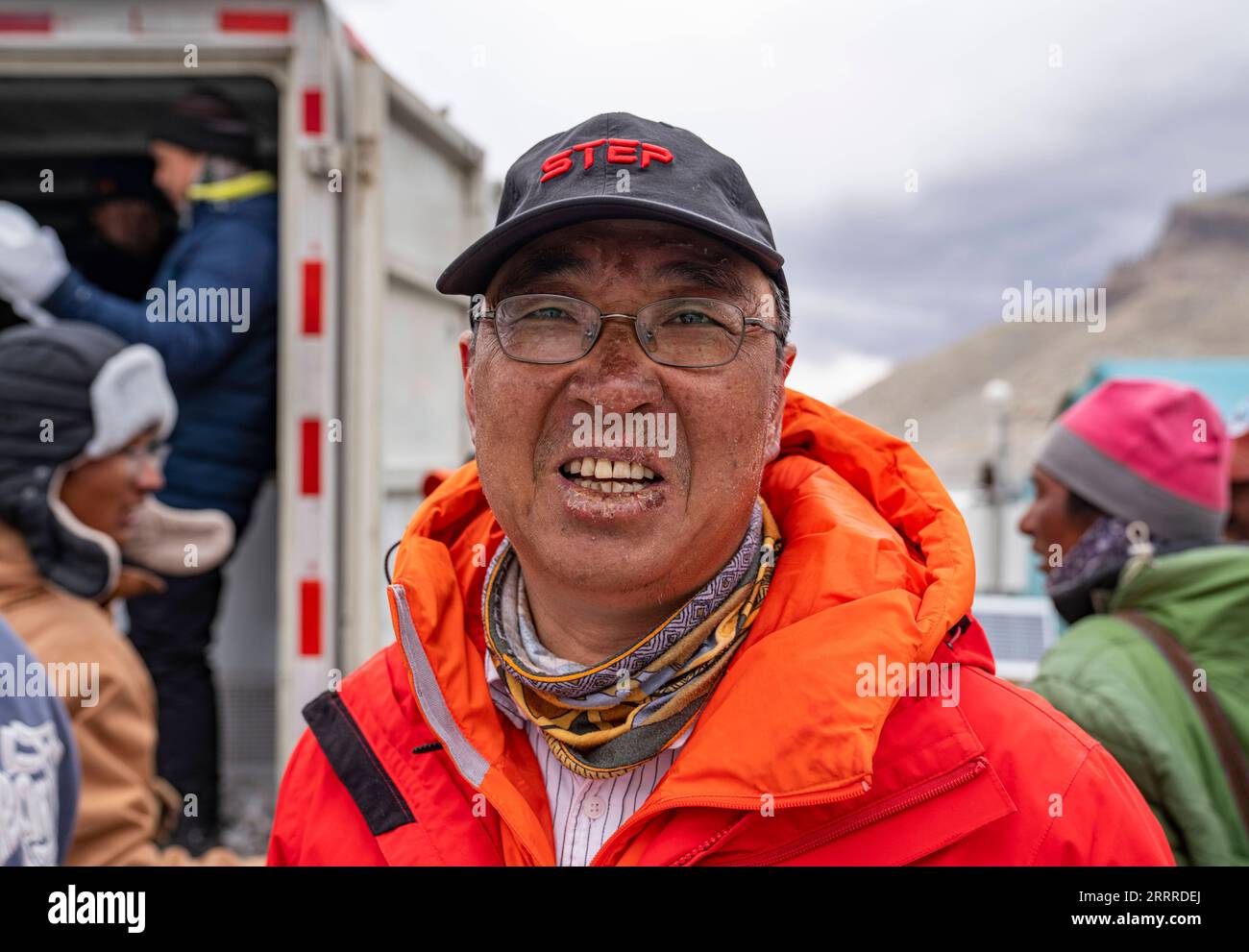 230524 -- LHASA, 24 maggio 2023 -- Kang Shichang, un ricercatore del Northwest Institute of Eco-Environment and Resources sotto la Chinese Academy of Sciences CAS, posa per una foto al campo base di alpinismo nella riserva naturale nazionale di Qomolangma nella regione autonoma del Tibet della Cina sud-occidentale, 22 maggio 2023. Il 2023 Mt. La spedizione Qomolangma fa parte della seconda spedizione scientifica completa sull'altopiano Qinghai-Tibet, iniziata nel 2017. Dalla fine di aprile, un totale di 170 scienziati in cinque team hanno condotto ricerche sull'acqua, l'ecologia e le attività umane Foto Stock