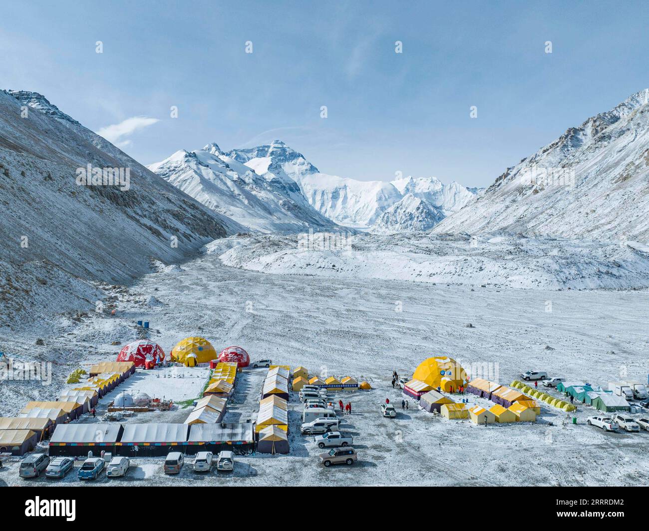 230523 -- LHASA, 23 maggio 2023 -- questa foto aerea scattata il 23 maggio 2023 mostra il campo base alpinistico nella riserva naturale nazionale di Qomolangma nella regione autonoma del Tibet nel sud-ovest della Cina. Una squadra di spedizione cinese ha raggiunto la vetta del Monte Qomolangma martedì, mentre cerca di svolgere ricerche scientifiche sulla vetta più alta del mondo. CHINA-MOUNT QOMOLANGMA-SCIENTIFIC EXPEDITION-SUMMIT CN SUNXFEI PUBLICATIONXNOTXINXCHN Foto Stock