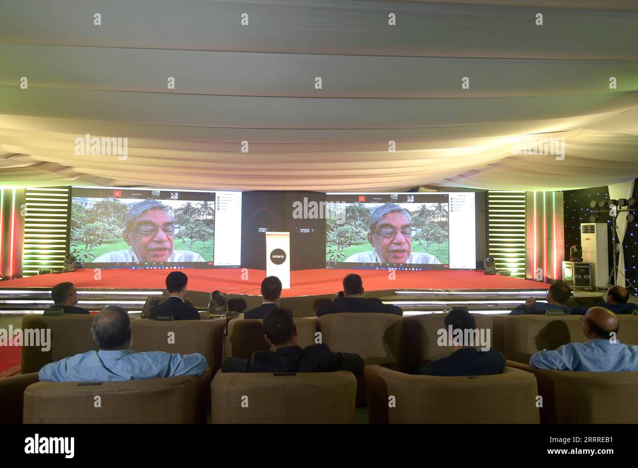 230525 -- DHAKA, 25 maggio 2023 -- il ministro delle poste e delle telecomunicazioni del Bangladesh Mustafa Jabbar parla via video alla cerimonia di inaugurazione della nuova fabbrica di Transsion Holdings nella zona economica industriale di Meghna, Narayanganj, Bangladesh, 24 maggio 2023. Transsion Holdings, un produttore di smartphone con sede in Cina, ha inaugurato la sua fabbrica ISMARTU mercoledì per soddisfare la crescente domanda di dispositivi intelligenti in Bangladesh. BANGLADESH-CINA-TRANSSION-NUOVA FABBRICA Salim PUBLICATIONxNOTxINxCHN Foto Stock