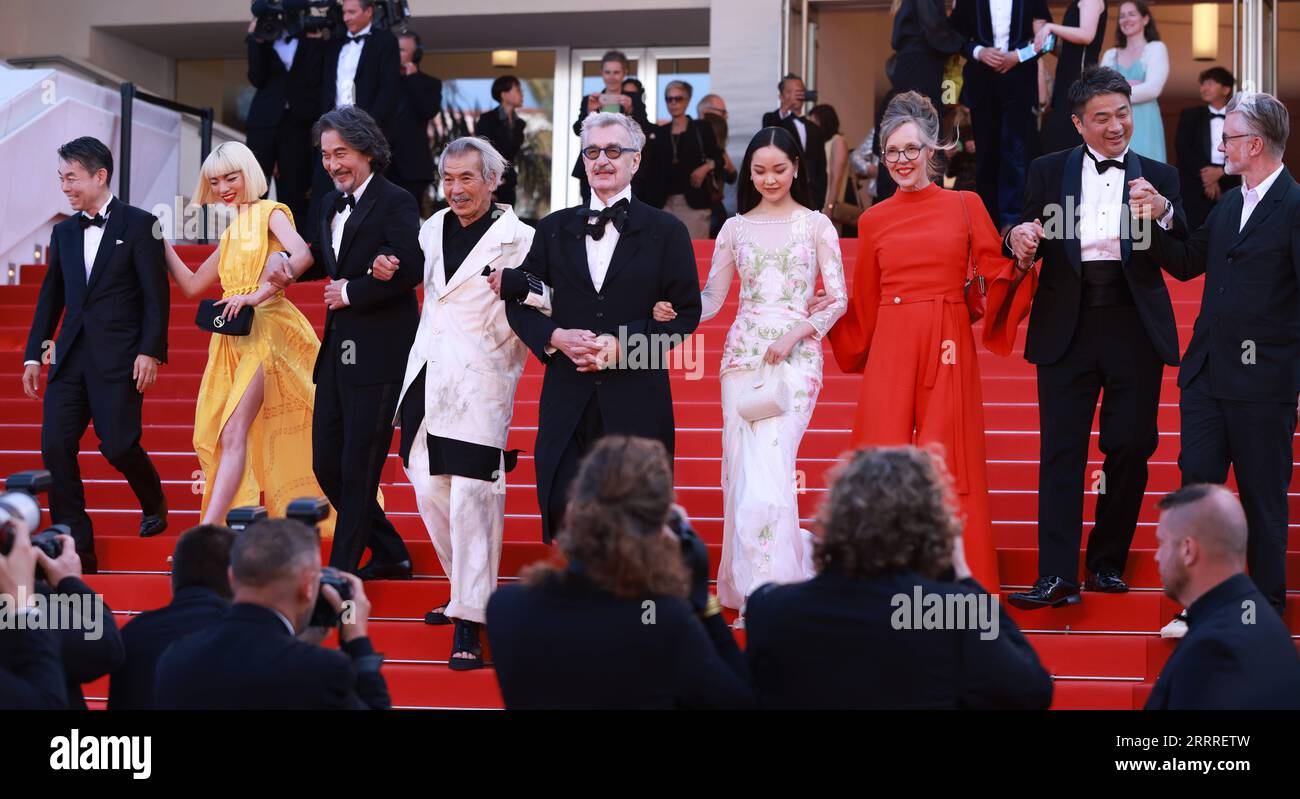 230526 -- CANNES, 26 maggio 2023 -- il regista tedesco Wim Wenders C e i membri del cast lasciano dopo la proiezione del film Perfect Days durante la 76a edizione del Festival di Cannes, nel sud della Francia, il 25 maggio 2023. FRANCIA-CANNES-FILM FESTIVAL-PHOTOCALL GaoxJing PUBLICATIONxNOTxINxCHN Foto Stock