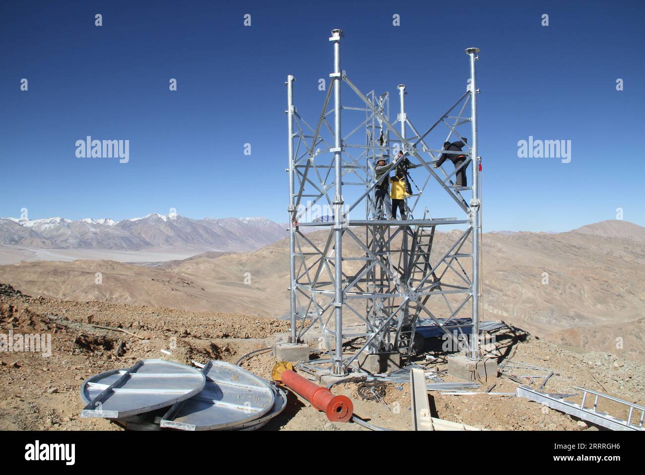 230528 -- NGARI, 28 maggio 2023 -- questa foto scattata nell'agosto del 2013 mostra un cantiere dell'Osservatorio Ngari degli osservatori astronomici nazionali NAO nella prefettura di Ngari, nella regione autonoma Tibet del sud-ovest della Cina. Xianlong, un ingegnere residente di 36 anni presso l'Osservatorio di Ngari nella regione autonoma del Tibet, è responsabile dell'osservazione delle apparecchiature e della manutenzione operativa insieme a sette colleghi. È anche l'ingegnere più longevo presso l'osservatorio. La sua carriera inizia nel 2006 quando incontra Yao Yongqiang, scienziato degli osservatori astronomici nazionali unde Foto Stock