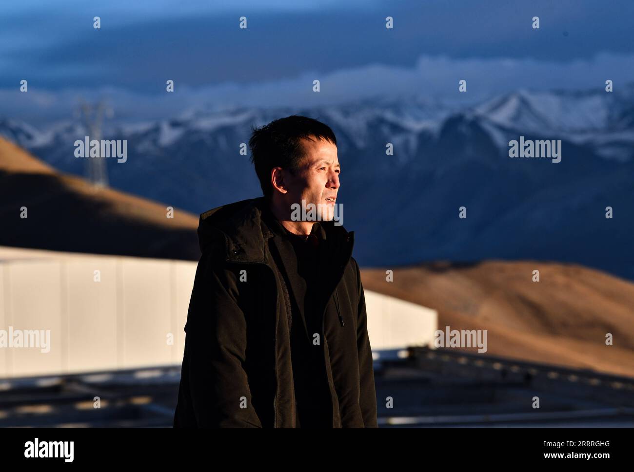 230528 -- NGARI, 28 maggio 2023 -- Xianlong guarda in lontananza all'Osservatorio di Ngari nella prefettura di Ngari, nella regione autonoma del Tibet della Cina sud-occidentale, 24 maggio 2023. Xianlong, un ingegnere residente di 36 anni presso l'Osservatorio di Ngari nella regione autonoma del Tibet, è responsabile dell'osservazione delle apparecchiature e della manutenzione operativa insieme a sette colleghi. È anche l'ingegnere più longevo presso l'osservatorio. La sua carriera è iniziata nel 2006 quando ha incontrato Yao Yongqiang, uno scienziato presso gli osservatori astronomici nazionali sotto la Chinese Academy of Sciences CAS, che stava cercando Foto Stock