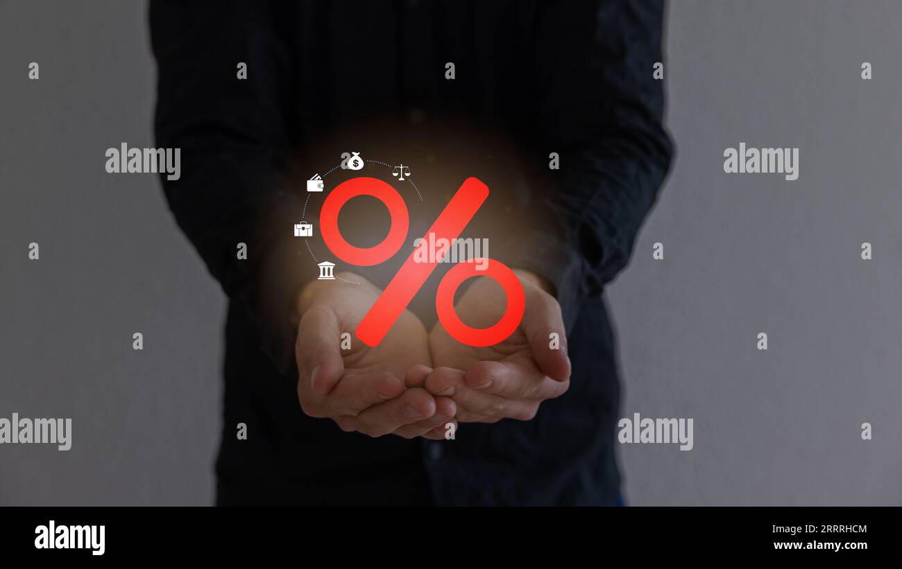 Concetto finanziario. Aumenti dei tassi di interesse che interessano gli acquirenti di case mutuo ipotecario, interessi bancari per casa. Foto Stock