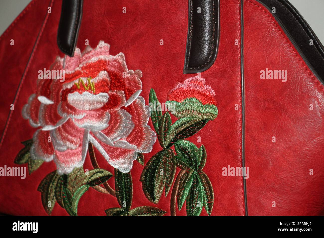 Una borsa di colore rosso con design. Foto Stock