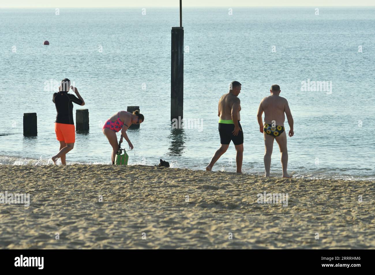 Boscombe Beach, Bournemouth, Dorset, Inghilterra, Regno Unito, 9 settembre 2023: meteo. Il giorno più caldo dell'anno previsto per la seconda volta in una settimana, mentre l'ondata di calore da record di settembre continua fino al fine settimana. Gente in spiaggia presto, prendere il sole o fare esercizio fisico. Crediti: Paul Biggins/Alamy Live News Foto Stock