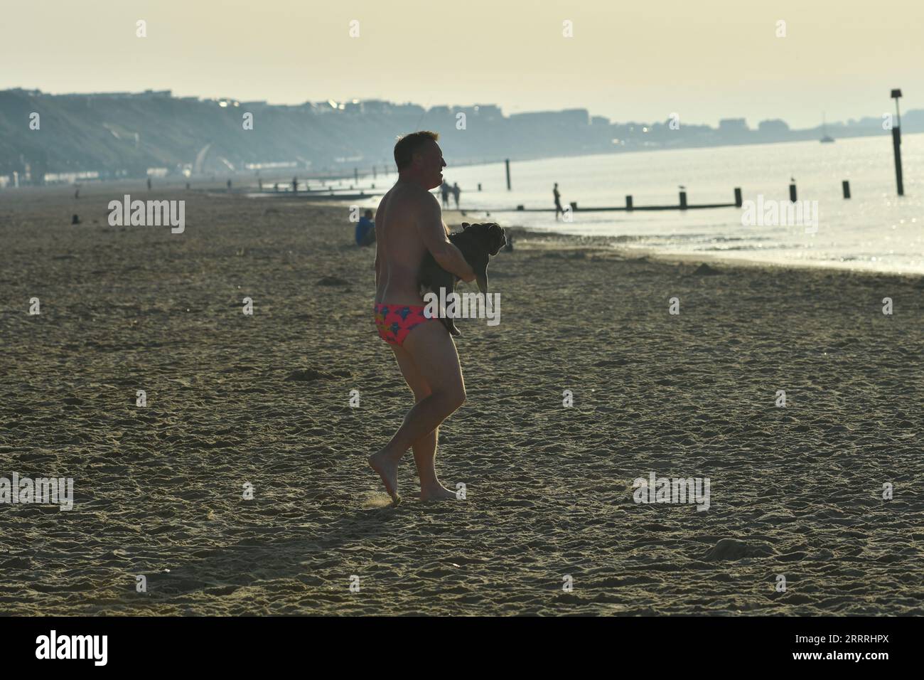 Boscombe Beach, Bournemouth, Dorset, Inghilterra, Regno Unito, 9 settembre 2023: meteo. Il giorno più caldo dell'anno previsto per la seconda volta in una settimana, mentre l'ondata di calore da record di settembre continua fino al fine settimana. Gente in spiaggia presto, prendere il sole o fare esercizio fisico. Crediti: Paul Biggins/Alamy Live News Foto Stock