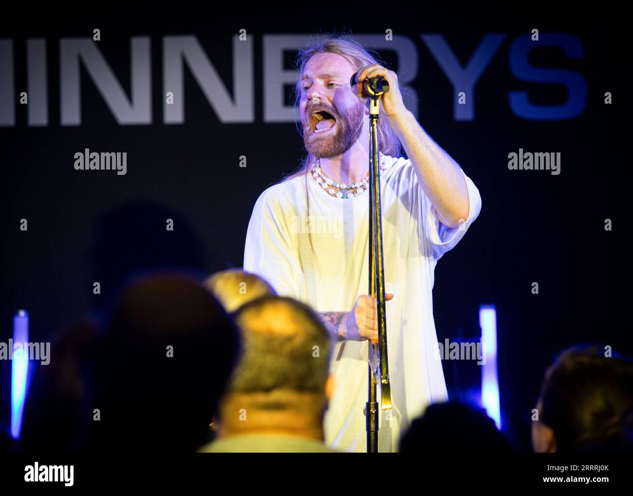 Sam Ryder (partecipante all'Eurovision del Regno Unito) interpreta un concerto intimo al Chinnerys, Southend-on-Sea, Essex © Clarissa Debenham (Film Free Photography) / Alamy Foto Stock