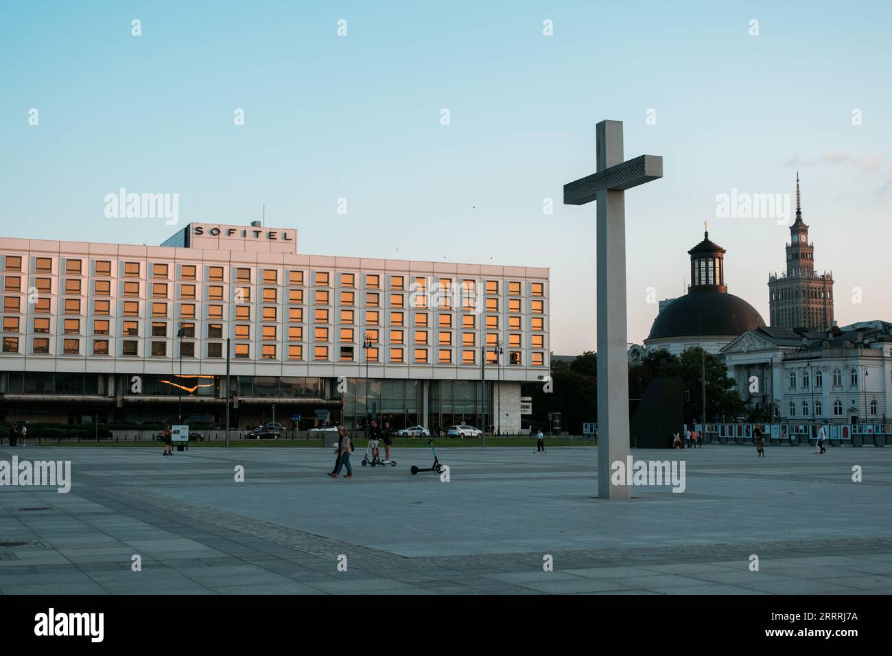 Attraversa ed edifici a Plac Piłsudskiego, a Varsavia, Polonia Foto Stock
