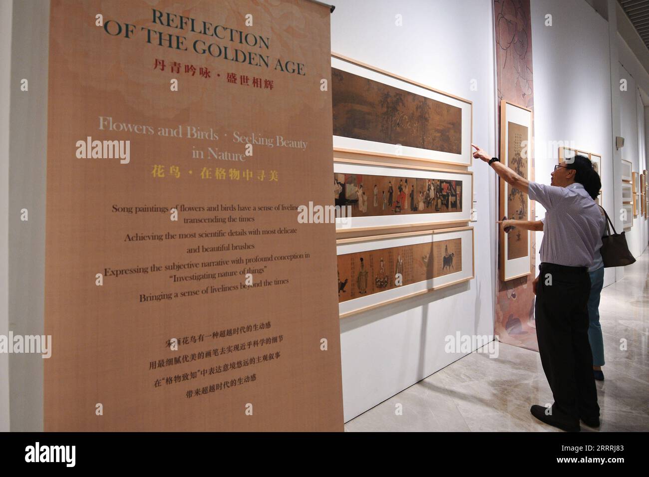 230530 -- SINGAPORE, 30 maggio 2023 -- i visitatori vedono i dipinti della dinastia Song 960-1279 durante la mostra d'arte Reflection of the Golden Age presso il China Cultural Centre di Singapore, 28 maggio 2023. Foto di /Xinhua SINGAPORE-MOSTRA D'ARTE ThenxChihxWey PUBLICATIONxNOTxINxCHN Foto Stock