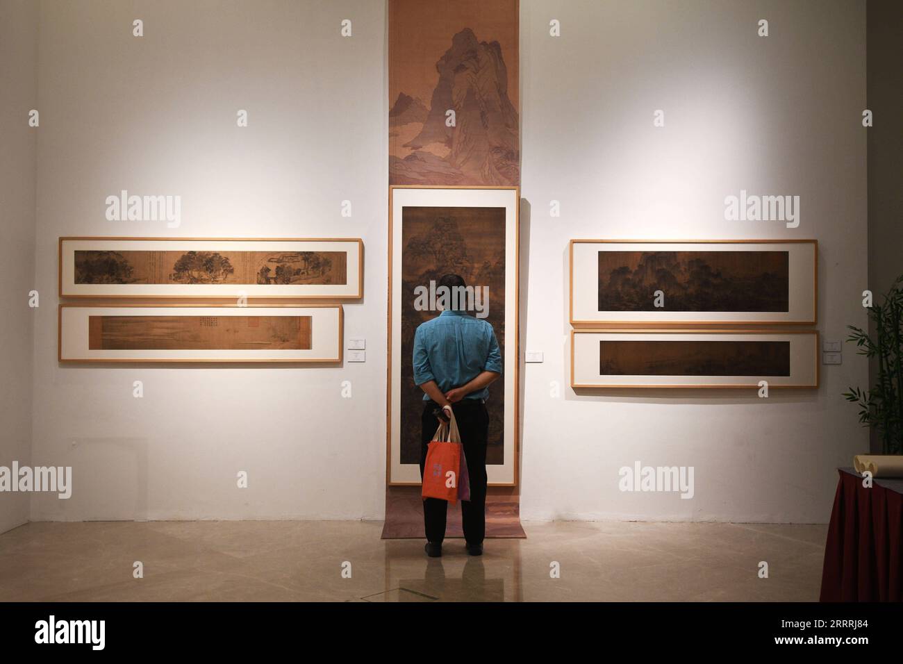 230530 -- SINGAPORE, 30 maggio 2023 -- Un visitatore vede i dipinti della dinastia Song 960-1279 durante la mostra d'arte Reflection of the Golden Age presso il China Cultural Centre di Singapore, 28 maggio 2023. Foto di /Xinhua SINGAPORE-MOSTRA D'ARTE ThenxChihxWey PUBLICATIONxNOTxINxCHN Foto Stock