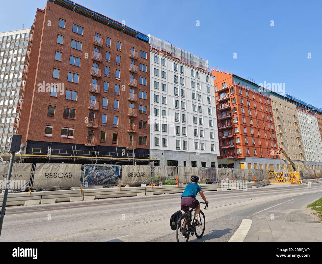 230531 -- STOCCOLMA, 31 maggio 2023 -- Un motociclista passa da un cantiere residenziale a Stoccolma, Svezia, 31 maggio 2023. L'elevata inflazione e l'aumento dei tassi di interesse hanno pressato duramente le imprese e le famiglie svedesi e stanno esponendo vulnerabilità nel sistema finanziario del paese, ha dichiarato martedì l'autorità di vigilanza finanziaria Finansinspektionen. Diverse società immobiliari altamente sfruttate e grandi imprese quotate sono sotto pressione per ridurre il loro indebitamento, ha detto. Tuttavia, secondo FI, le piccole e medie imprese immobiliari sono esposte a gravi rischi. Foto di /X. Foto Stock