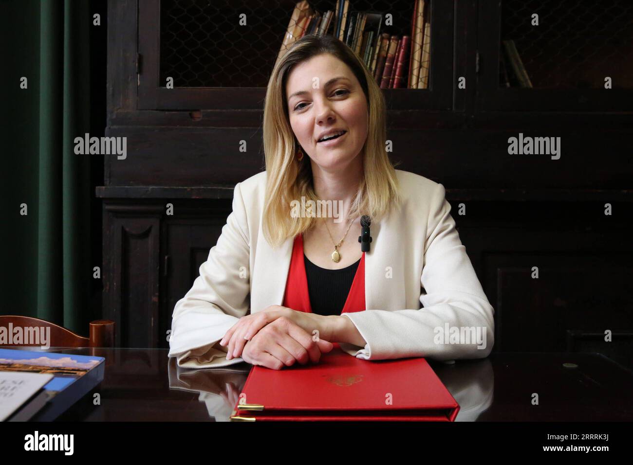 230531 -- LA VALLETTA, 31 maggio 2023 -- Cheryl Falzon, bibliotecario nazionale e amministratore delegato di Malta Libraries, parla durante un'intervista con Xinhua a la Valletta, Malta, 23 maggio 2023. Falzon prevede una più stretta cooperazione culturale tra Malta e Cina basata sulla comprensione e l'apprezzamento reciproci. La Cina ha una storia, una civiltà e una cultura molto ricche, e sono sicuro che molte persone sarebbero interessate a saperne di più su questo, Falzon ha detto a Xinhua in una recente intervista. PER ANDARE CON l'intervista: Il bibliotecario nazionale di Malta si aspetta una più forte cooperazione culturale con la Cina. MALTA-VALLETTA-MA Foto Stock