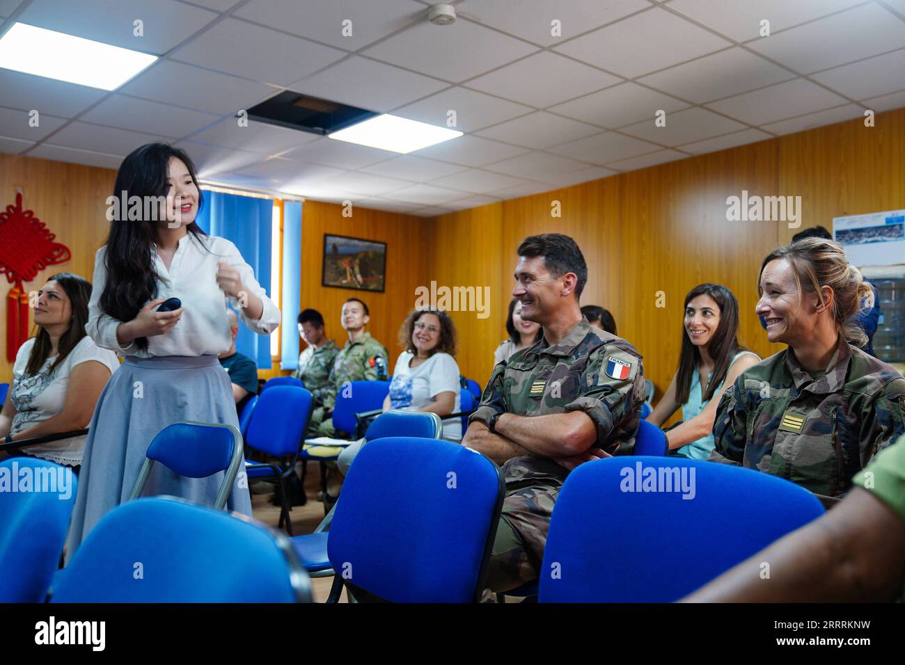 230601 -- BEIRUT, 1 giugno 2023 -- Un insegnante interagisce con i tirocinanti durante un corso di lingua e cultura cinese tenuto presso la sede della forza interinale delle Nazioni Unite in Libano UNIFIL a Naqoura, nel sud del Libano, il 31 maggio 2023. Il fan della cultura cinese è stato così entusiasta che il corso di formazione della lingua cinese sta tornando alla sede dell'UNIFIL dopo una lunga sospensione a causa della pandemia di COVID-19. A margine delle lezioni, i peacekeeper cinesi hanno dimostrato alcune attività culturali tradizionali cinesi, tra cui calligrafia, pittura, arti marziali, arte del tè, e lio Foto Stock