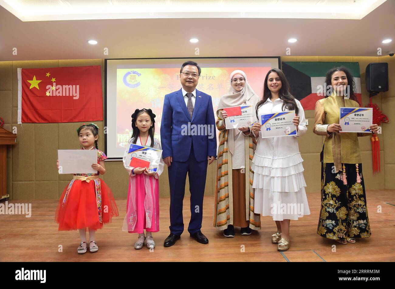 230603 -- KUWAIT CITY, 3 giugno 2023 -- l'ambasciatore cinese in Kuwait Zhang Jianwei 3rd L posa per una foto di gruppo con Muneera al Sabah 2nd R e altri vincitori di un concorso di recitazione cinese durante una cerimonia di premiazione nel Kuwait Chinese Culture Center a Kuwait City, Kuwait, 2 giugno 2023. Muneera al Sabah, una principessa della famiglia reale del Kuwait Sabah e anche vincitrice di un concorso di recitazione cinese in Kuwait, ha espresso la sua speranza venerdì che più persone iniziino ad imparare la lingua cinese nel paese del Golfo. PER ANDARE CON LA principessa kuwaitiana vincitrice del concorso di recitazione cinese KUWAIT-KUWAIT Foto Stock