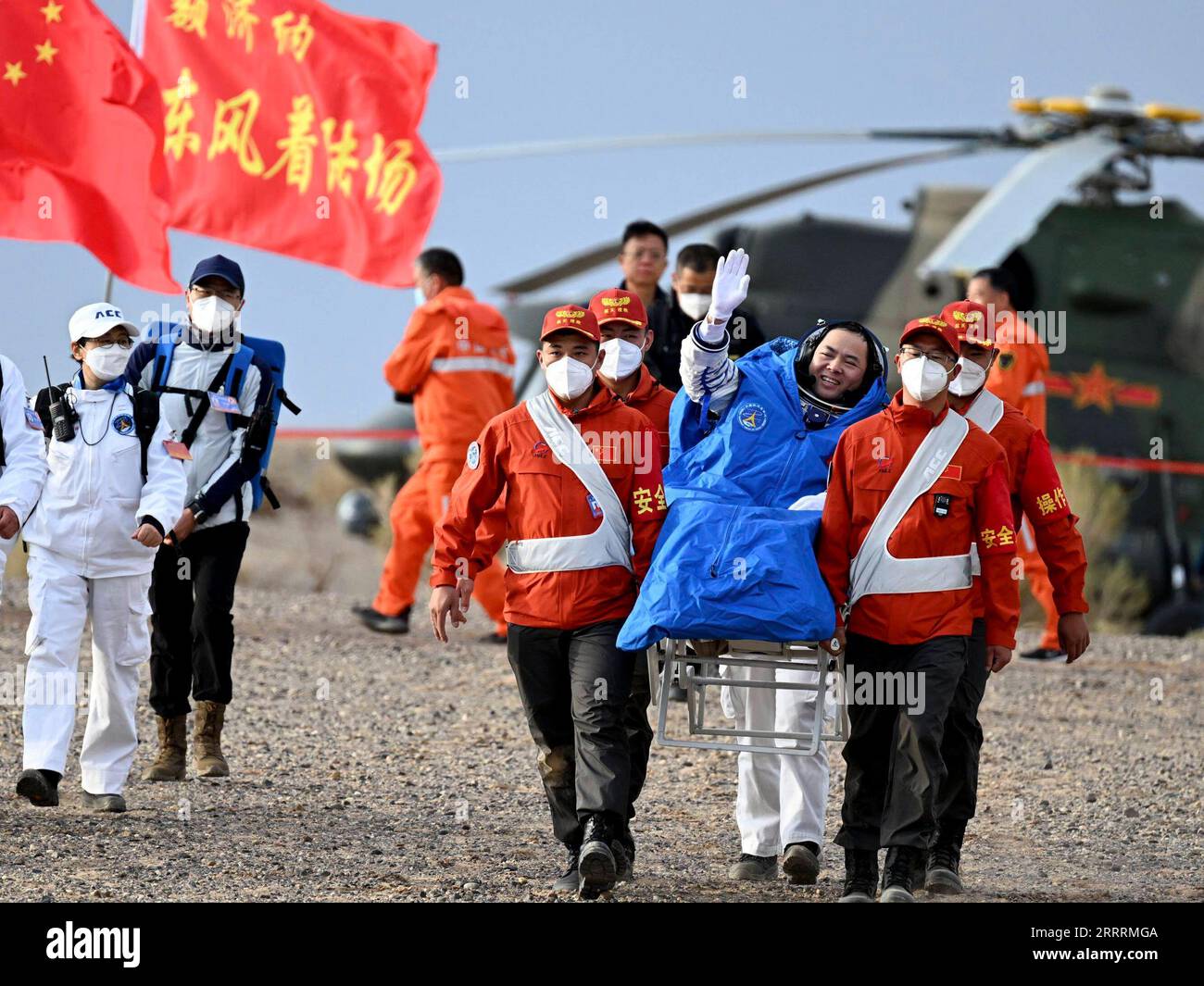 230604 -- SITO DI SBARCO DI DONGFENG, 4 giugno 2023 -- l'astronauta Zhang Lu è fuori dalla capsula di ritorno dell'astronave con equipaggio Shenzhou-15 nel sito di sbarco di Dongfeng nella regione autonoma della Mongolia interna della Cina settentrionale 4 giugno 2023. La capsula di ritorno dell'astronave con equipaggio Shenzhou-15, che trasportava gli astronauti Fei Junlong, Deng Qingming e Zhang Lu, atterrò al sito di atterraggio di Dongfeng nella regione autonoma della Mongolia interna della Cina settentrionale in tutta sicurezza domenica. EyesonSciCHINA-SHENZHOU-15-RETURN CN LianxZhen PUBLICATIONxNOTxINxCHN Foto Stock