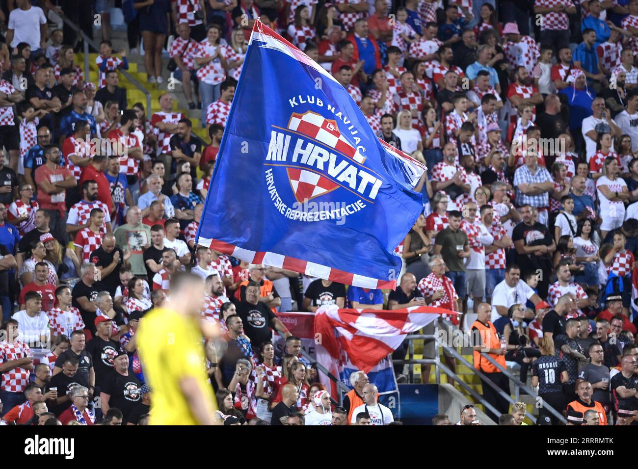 (230909) -- RIJEKA, 9 settembre 2023 (Xinhua) -- i tifosi della Croazia reagiscono durante la partita del gruppo D delle qualificazioni europee UEFA EURO 2024 tra Croazia e Lettonia a fiume, Croazia, l'8 settembre 2023. (Igor Soban/PIXSELL tramite Xinhua) Foto Stock