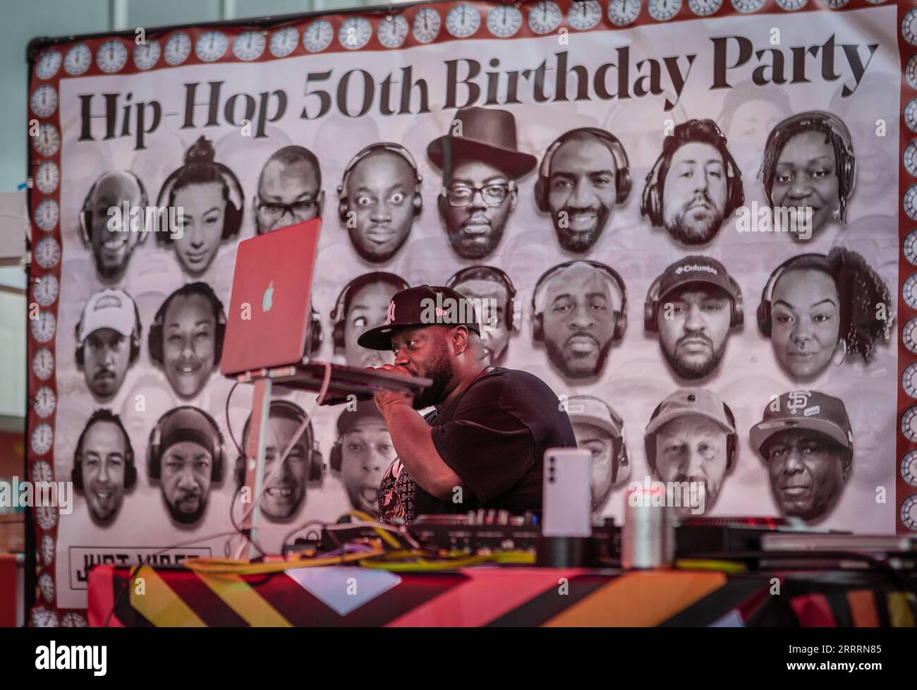 Shortee Blitz sul palco di South Bank durante il 50° anniversario dell'hip hop. Foto Stock