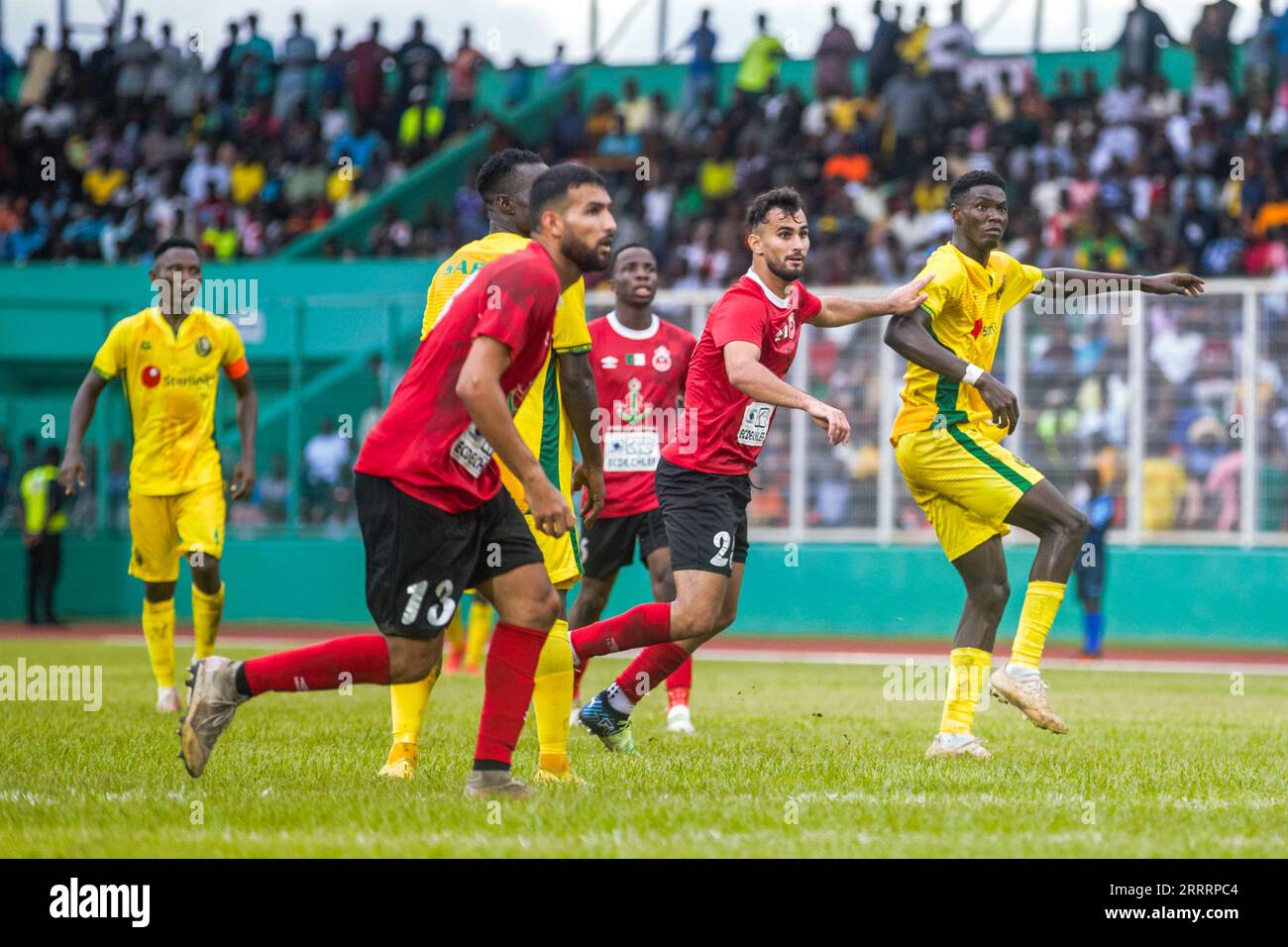 BENIN, NIGERIA - 19 AGOSTO: Assicurazione e ASSO Chlef durante la partita di Coppa della Confederazione tra Bendel Insurance della Nigeria e ASO Chlef dell'Alge Foto Stock