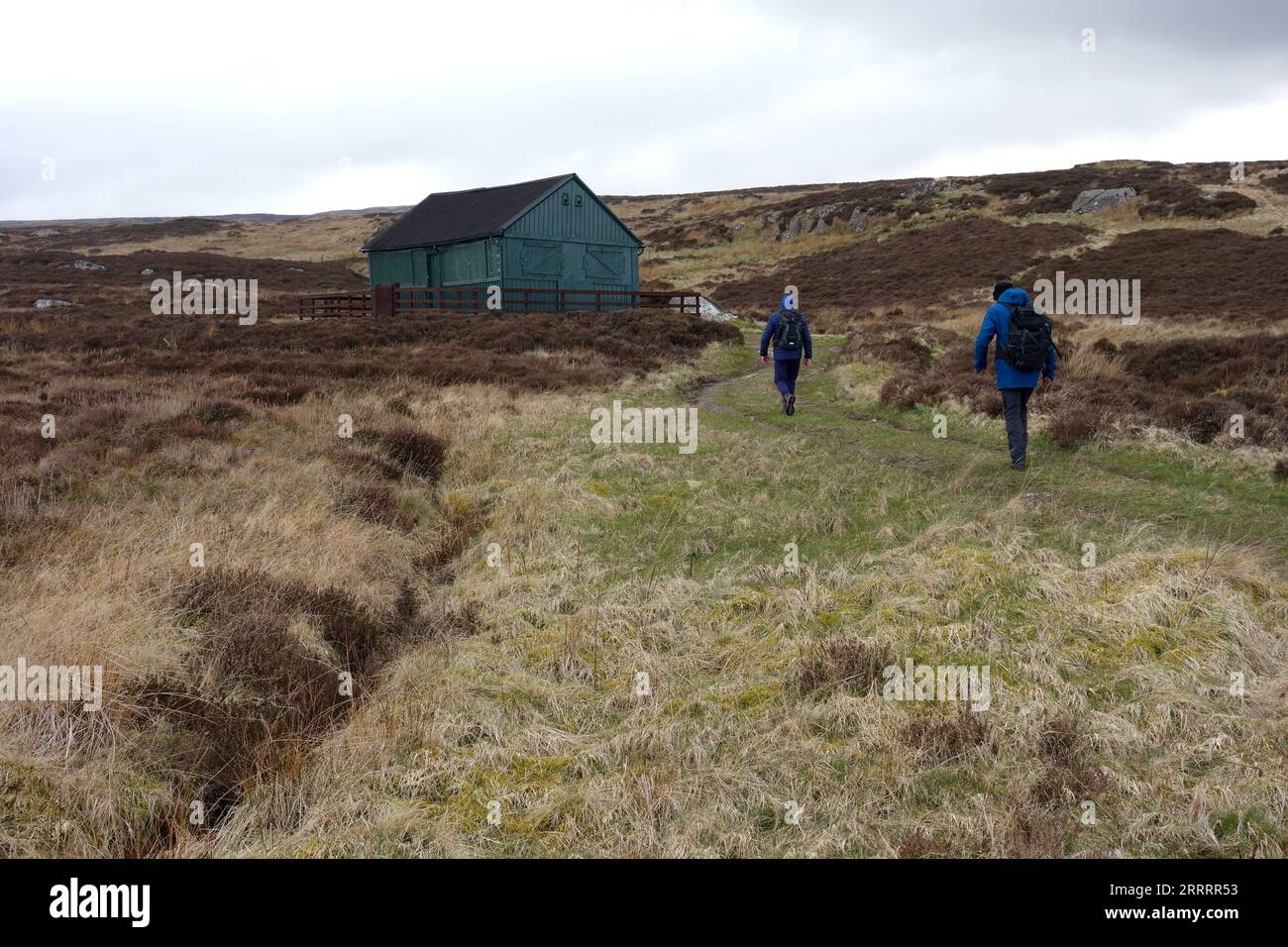 Due uomini che camminano lungo il sentiero fino a "The Lunch House", Sleddale Pike, Shap Hills, Wet Sleddale, Lake District National Park, Cumbria, Inghilterra, Regno Unito. Foto Stock