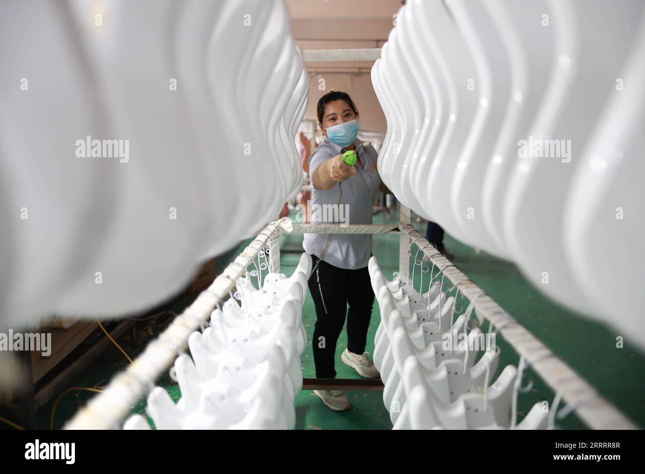 230610 -- ZHENG AN, 10 giugno 2023 -- Un operaio lavora stampi per chitarra presso il parco industriale di Zheng An Guitar nella contea di Zheng An, nella provincia di Guizhou nella Cina sud-occidentale, 7 giugno 2023. Zheng An County è soprannominata come centro di produzione di chitarre in Cina. Zheng An Guitar Industrial Park è un cluster industriale con fabbriche standardizzate che coprono oltre 800.000 metri quadrati e 126 produttori di accessori per chitarra e chitarra. Qui vengono prodotti più di sei milioni di chitarre ogni anno. CHINA-GUIZHOU-ZHENG AN-GUITAR-MAKING INDUSTRY CN LIUXXU PUBLICATIONXNOTXINXCHN Foto Stock