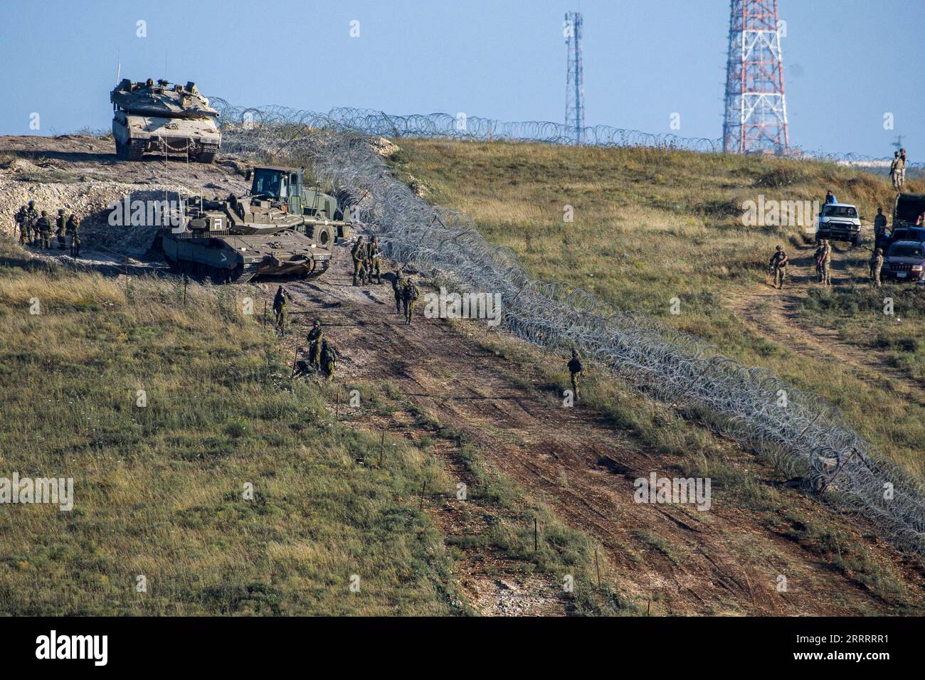 Misgav am, Eindrücke vom Grenzgebiet zwischen Libanon und Israel 230612 -- MISGAV AM, 12 giugno 2023 -- soldati israeliani sono visti vicino al confine libanese-israeliano vicino alla città israeliana settentrionale di Misgav am, il 12 giugno 2023. Il confine meridionale del Libano è stato testimone di un aumento delle tensioni negli ultimi tre giorni, quando le forze israeliane si sono scontrate con cittadini libanesi che protestavano contro la costruzione di una barriera militare israeliana vicino al confine. Via Xinhua MIDEAST-MISGAV AM-LEBANON-BORDER-TENSIONS AyalxMargolin/JINI PUBLICATIONxNOTxINxCHN Foto Stock