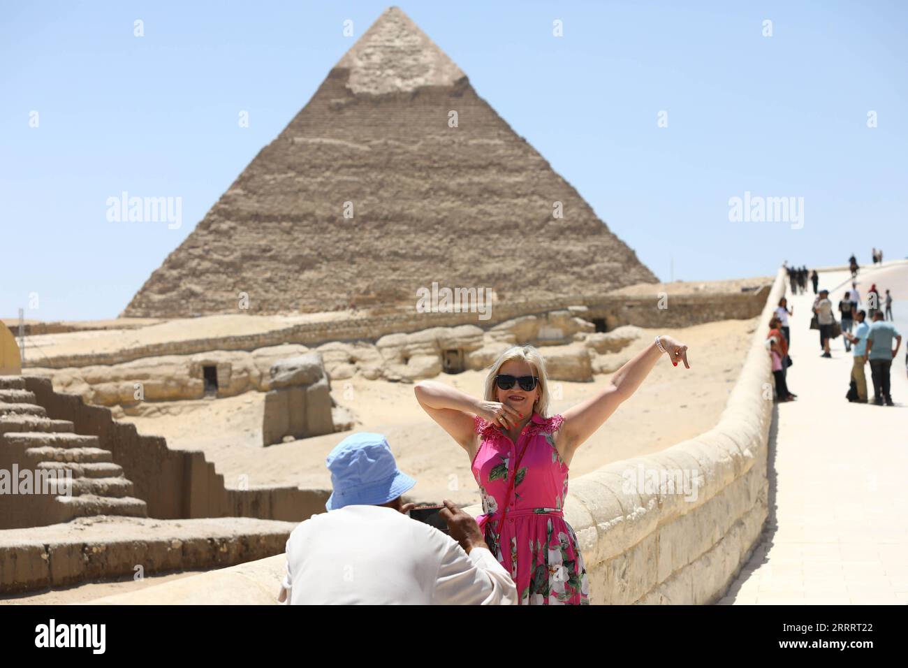 230613 -- CAIRO, 13 giugno 2023 -- i turisti visitano le piramidi di Giza a Giza, Egitto, 12 giugno 2023. PER ANDARE CON la caratteristica: I turisti spaccati in Egitto mentre i costi di viaggio si tuffano tra il deprezzamento della valuta EGITTO-CAIRO-BOOM TURISTICO AhmedxGomaa PUBLICATIONxNOTxINxCHN Foto Stock
