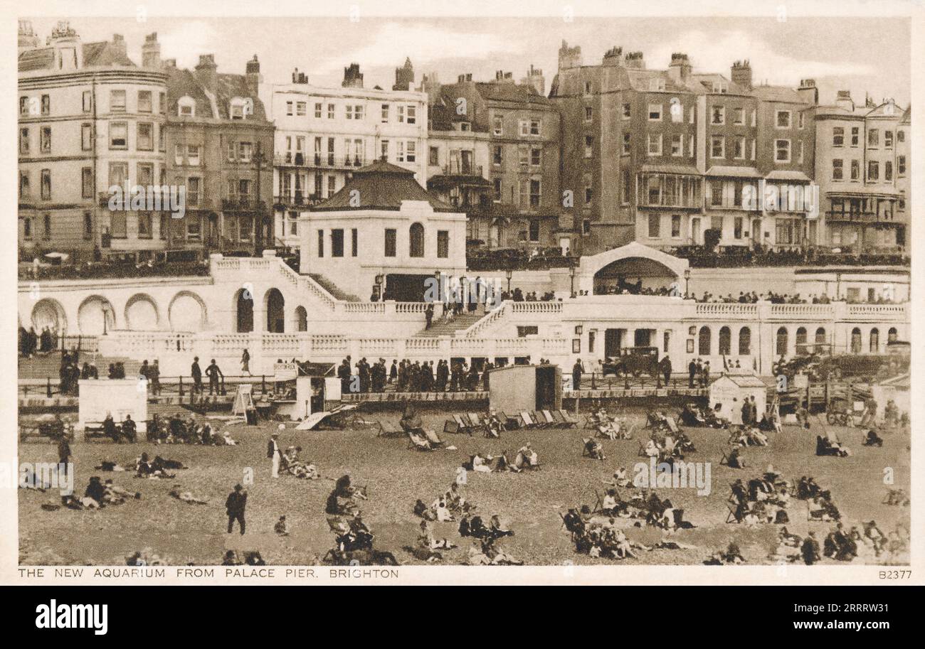 Cartolina d'epoca dell'acquario di Brighton e della spiaggia. Ora chiamata Sea Life. Foto Stock