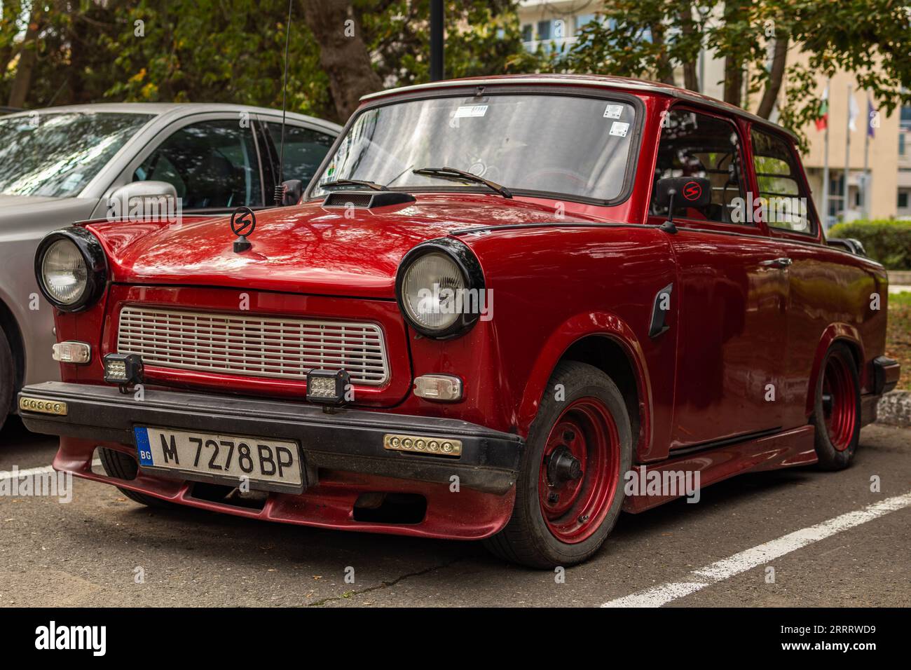 Red Trabant 601 nel parcheggio della città Foto Stock