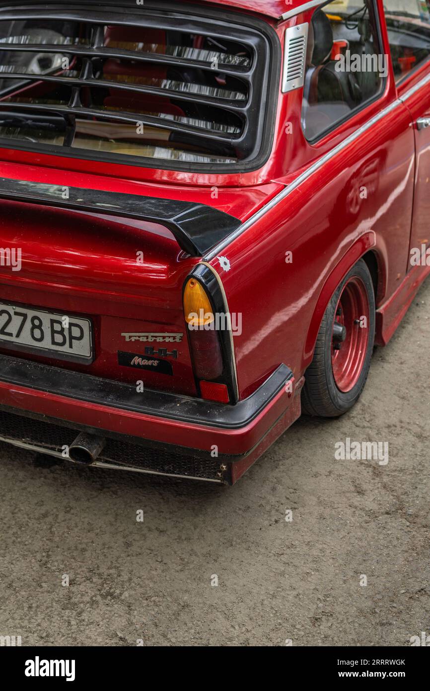 Red Trabant 601 nel parcheggio della città Foto Stock