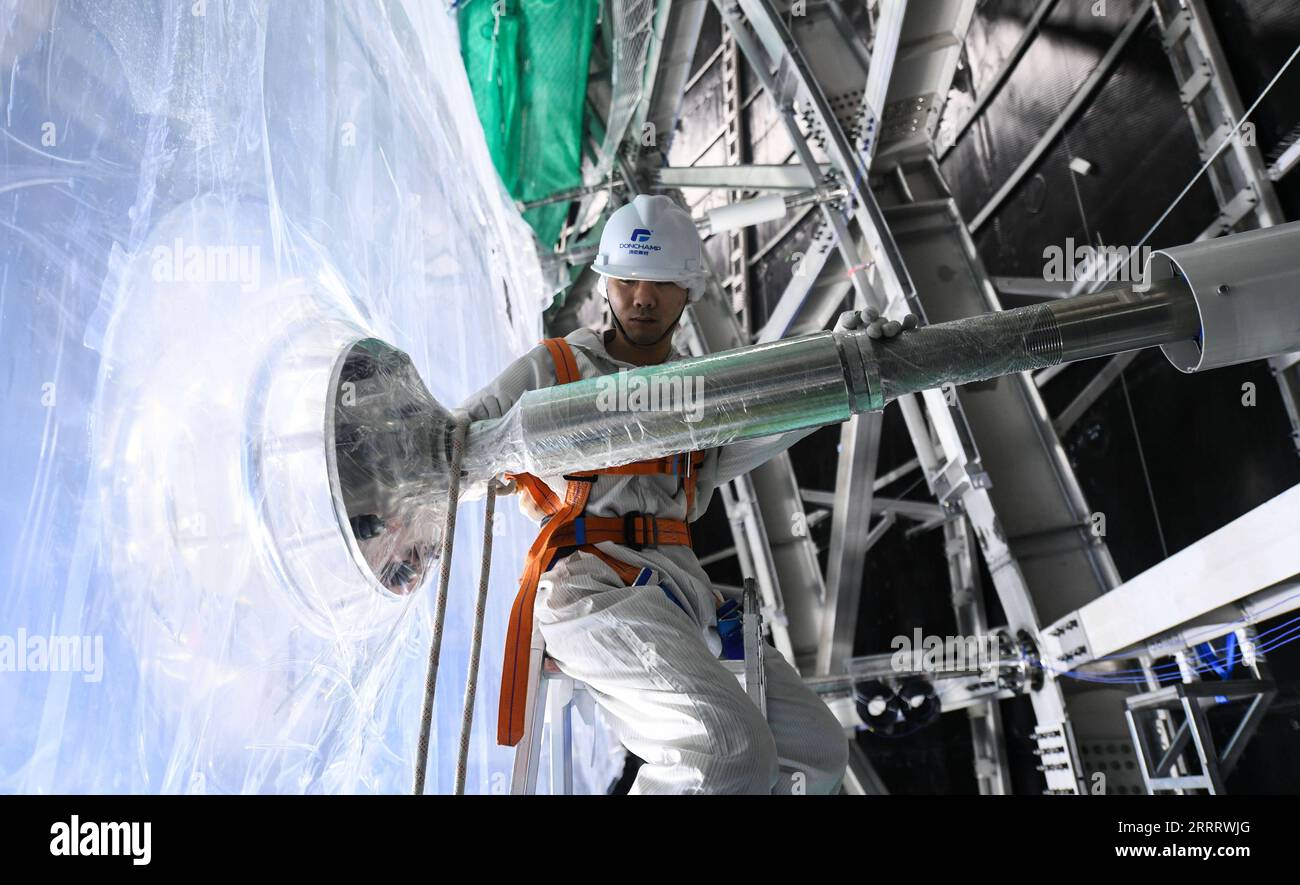 230615 -- JIANGMEN, 15 giugno 2023 -- Un membro del personale lavora nel cantiere dell'osservatorio sotterraneo dei neutrini a Jiangmen, nella provincia del Guangdong della Cina meridionale, 15 giugno 2023. A Jiangmen è in costruzione un osservatorio di neutrini, a 700 metri sotto terra. La costruzione del rilevatore centrale è prevista per il 2024. Uno dei suoi obiettivi principali di questo osservatorio è quello di determinare la gerarchia di massa dei neutrini. EyesonSciCHINA-GUANGDONG-JIANGMEN-OSSERVATORIO SOTTERRANEO DEI NEUTRINI CN DengxHua PUBLICATIONxNOTxINxCHN Foto Stock