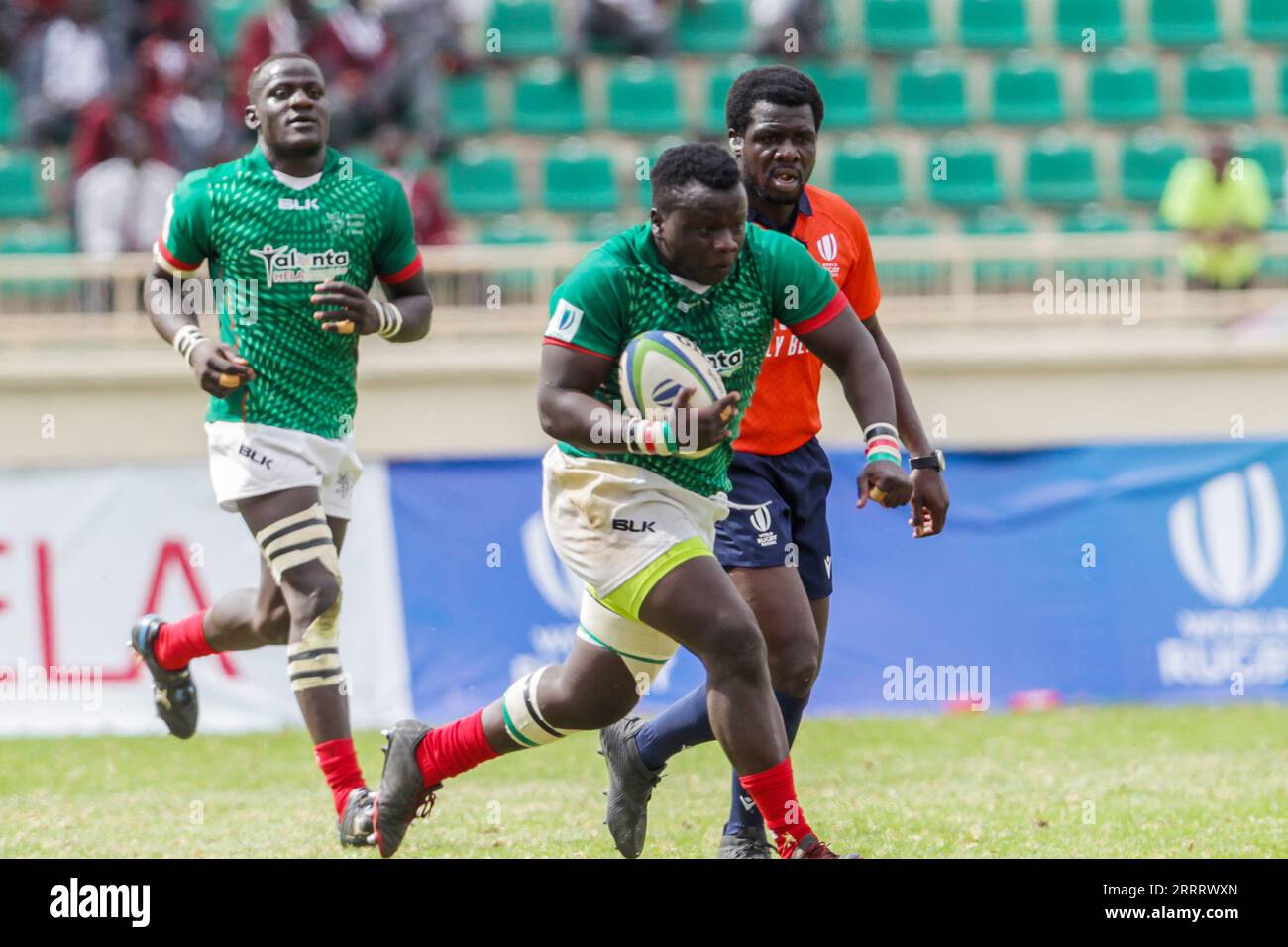 NYAYO, KENYA - LUGLIO 30: Kenya Under 20 'Chipu' Mike Odour accusa contro lo Zimbabwe durante il World Rugby Under 20 Trophy al Nyayo National Stadium di luglio Foto Stock