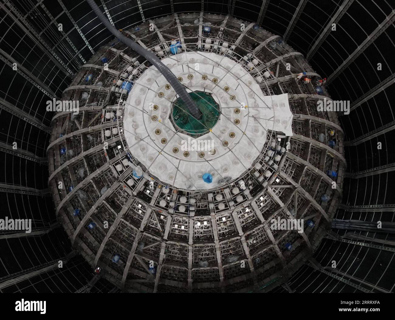 230615 -- JIANGMEN, 15 giugno 2023 -- questa foto aerea scattata il 14 giugno 2023 mostra il cantiere dell'osservatorio sotterraneo dei neutrini a Jiangmen, nella provincia del Guangdong nella Cina meridionale. A Jiangmen è in costruzione un osservatorio di neutrini, a 700 metri sotto terra. La costruzione del rilevatore centrale è prevista per il 2024. Uno dei suoi obiettivi principali di questo osservatorio è quello di determinare la gerarchia di massa dei neutrini. EyesonSciCHINA-GUANGDONG-JIANGMEN-OSSERVATORIO SOTTERRANEO DEI NEUTRINI CN DengxHua PUBLICATIONxNOTxINxCHN Foto Stock