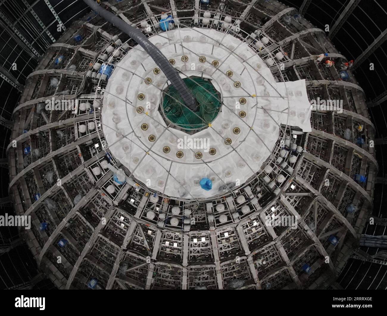 230615 -- JIANGMEN, 15 giugno 2023 -- questa foto aerea scattata il 14 giugno 2023 mostra il cantiere dell'osservatorio sotterraneo dei neutrini a Jiangmen, nella provincia del Guangdong nella Cina meridionale. A Jiangmen è in costruzione un osservatorio di neutrini, a 700 metri sotto terra. La costruzione del rilevatore centrale è prevista per il 2024. Uno dei suoi obiettivi principali di questo osservatorio è quello di determinare la gerarchia di massa dei neutrini. EyesonSciCHINA-GUANGDONG-JIANGMEN-OSSERVATORIO SOTTERRANEO DEI NEUTRINI CN DengxHua PUBLICATIONxNOTxINxCHN Foto Stock
