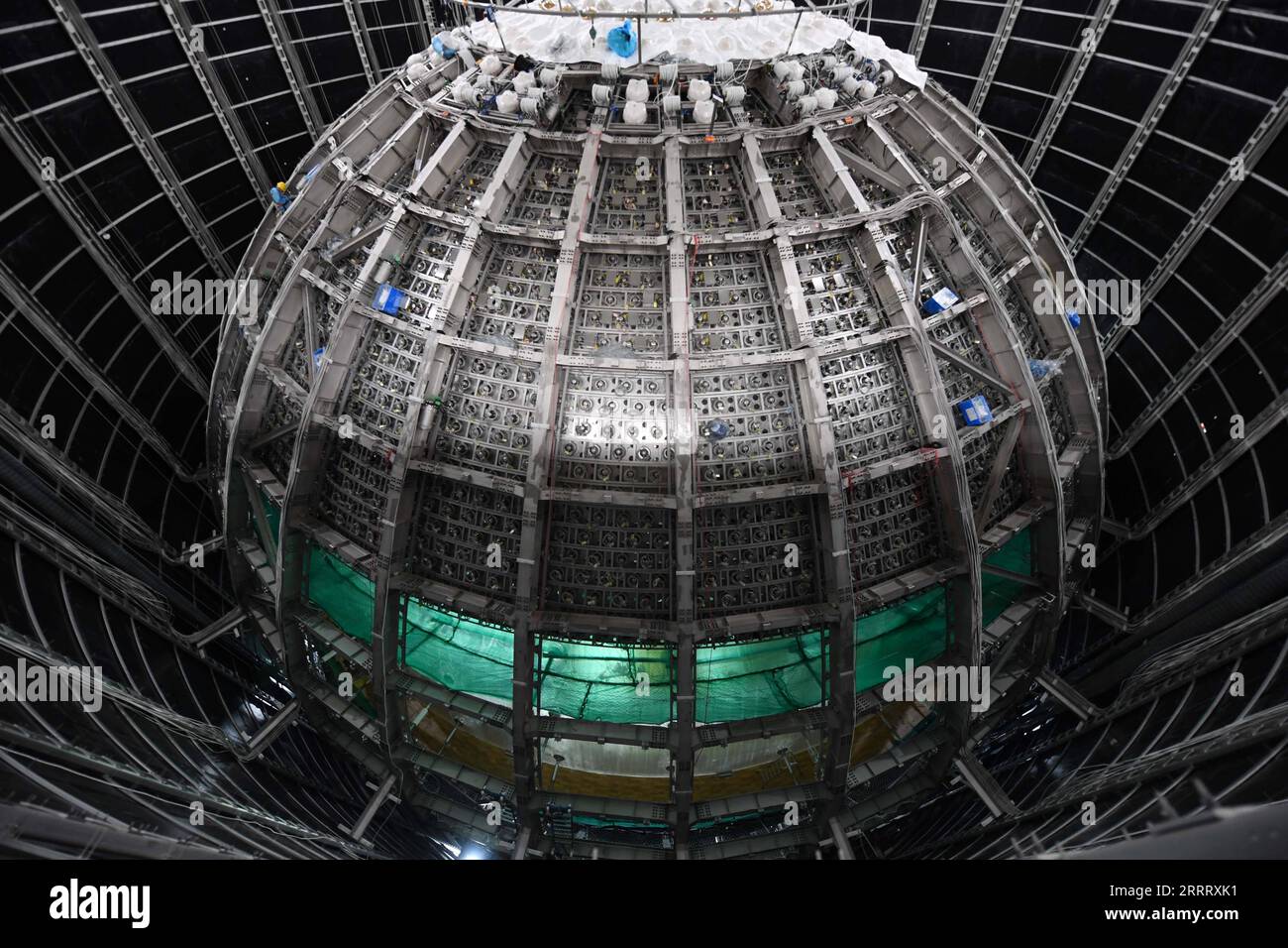 230615 -- JIANGMEN, 15 giugno 2023 -- questa foto scattata il 15 giugno 2023 mostra il cantiere dell'osservatorio sotterraneo dei neutrini a Jiangmen, nella provincia del Guangdong nel sud della Cina. A Jiangmen è in costruzione un osservatorio di neutrini, a 700 metri sotto terra. La costruzione del rilevatore centrale è prevista per il 2024. Uno dei suoi obiettivi principali di questo osservatorio è quello di determinare la gerarchia di massa dei neutrini. EyesonSciCHINA-GUANGDONG-JIANGMEN-OSSERVATORIO SOTTERRANEO DEI NEUTRINI CN DengxHua PUBLICATIONxNOTxINxCHN Foto Stock