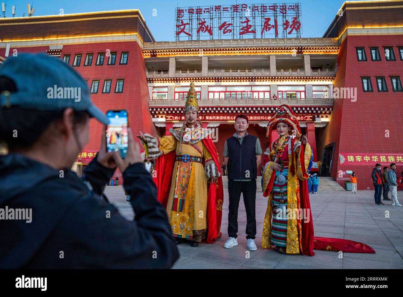 230616 -- LHASA, 16 giugno 2023 -- Un turista posa per le foto con attori davanti a un teatro a Lhasa, nella regione autonoma Tibet del sud-ovest della Cina, 6 giugno 2023. I dati ufficiali mostrano che il Tibet ha ricevuto oltre 157,6 milioni di turisti dal paese e dall'estero, e ha raggiunto un reddito turistico di 212,6 miliardi di yuan 29,8 miliardi di dollari statunitensi dal 2016 al 2020, 2,3 volte e 2,4 volte quello dei cinque anni precedenti, rispettivamente, che ha aiutato a sollevare 75.000 residenti impoveriti registrati dalla povertà. La regione ha ricevuto più di 11,73 milioni di arrivi turistici nei primi cinque mesi di quest'anno, un r Foto Stock