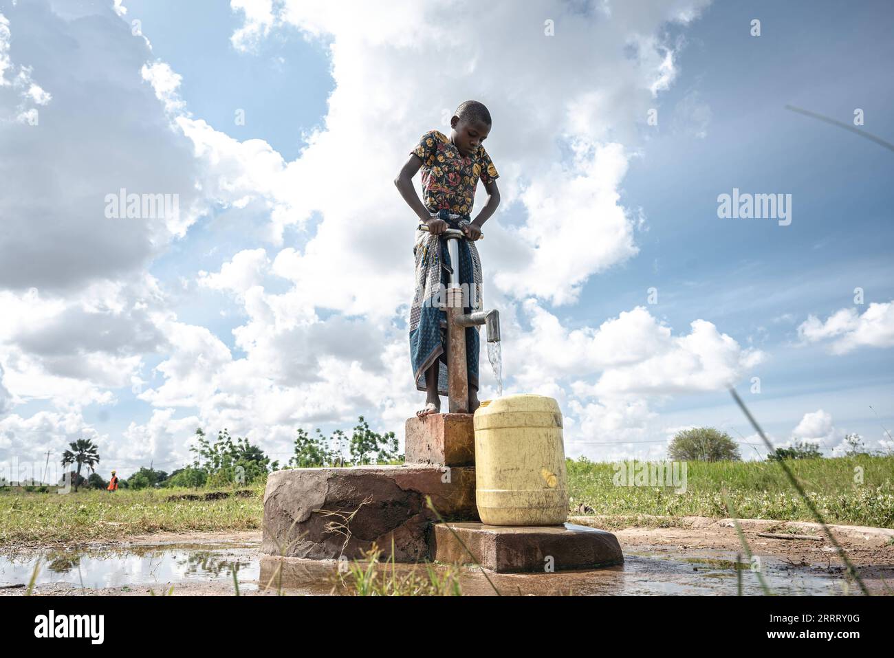 230617 -- MWANZA, 17 giugno 2023 -- Un ragazzo prende l'acqua da una vecchia pompa dell'acqua nella regione di Mwanza, Tanzania, 12 giugno 2023. La regione di Mwanza si trova nel nord-ovest della Tanzania, al confine con le sponde meridionali del lago Victoria, il più grande lago d'acqua dolce in Africa e il secondo più grande al mondo. Sfortunatamente, a causa di infrastrutture inadeguate, i residenti che vivono lungo il lago hanno dovuto affrontare problemi di scarsità d'acqua. Kelvin Josephat Kituruka, nativo di Mwanza, si unì alla China Civil Engineering Construction Corporation CCECC come ingegnere di qualità dopo aver completato i suoi studi a Dar es Salaam. In M. Foto Stock