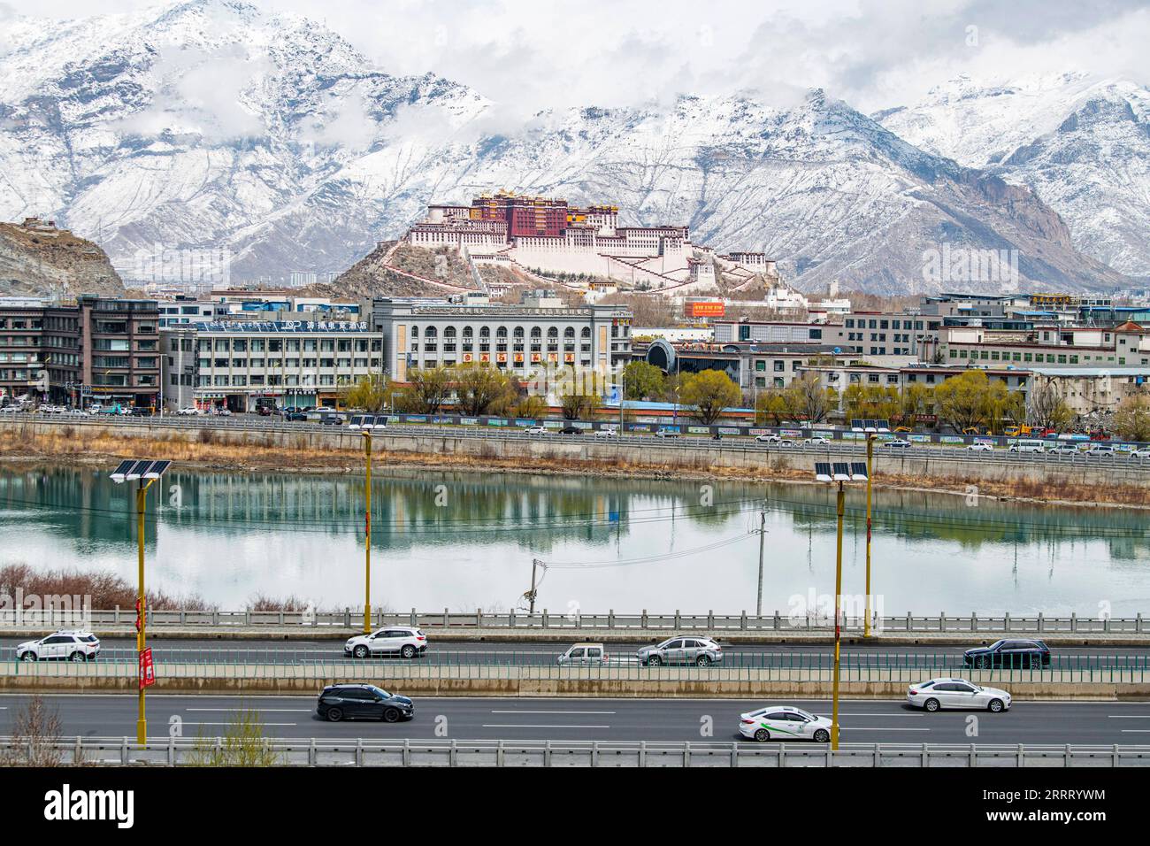 230619 -- LHASA, 19 giugno 2023 -- questa foto aerea scattata il 30 marzo 2023 mostra la circonvallazione sud a Lhasa, capitale della regione autonoma Tibet della Cina sud-occidentale. Dal VII secolo, la città di Lhasa gradualmente emerse nel cuore dell'altopiano, annidato nella valle del fiume Lhasa -- un affluente del fiume Yarlung Tsangpo. La ricca storia della città si estende per secoli, caratterizzata da strati di patrimonio culturale, favorendo così una cultura distintiva dell'altopiano che abbraccia la diversità e l'inclusività. Questa notevole cultura dell'altopiano esemplifica la vibrante persistenza del cinese c Foto Stock