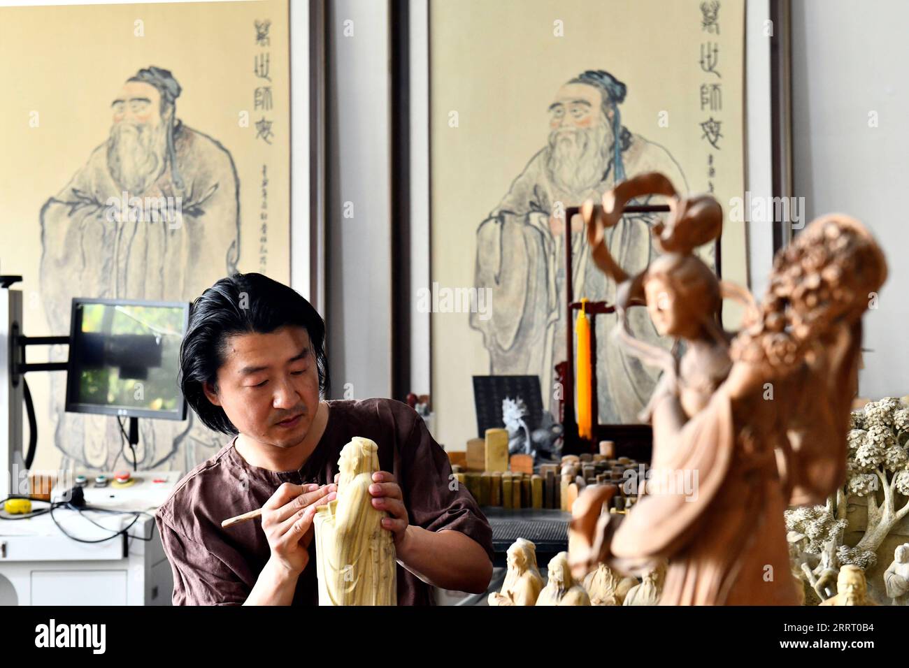 230620 -- QUFU, 20 giugno 2023 -- un artista realizza una scultura di  Confucio in un istituto di ricerca sulla scultura Confucio nella città di  Qufu, nella provincia dello Shandong della Cina