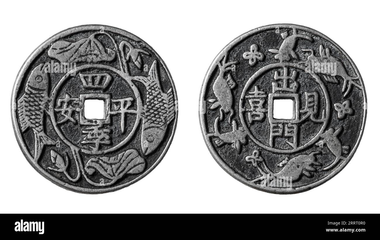 Antica moneta d'argento cinese con foro quadrato. Dinastia Qin. Isolato su bianco Foto Stock