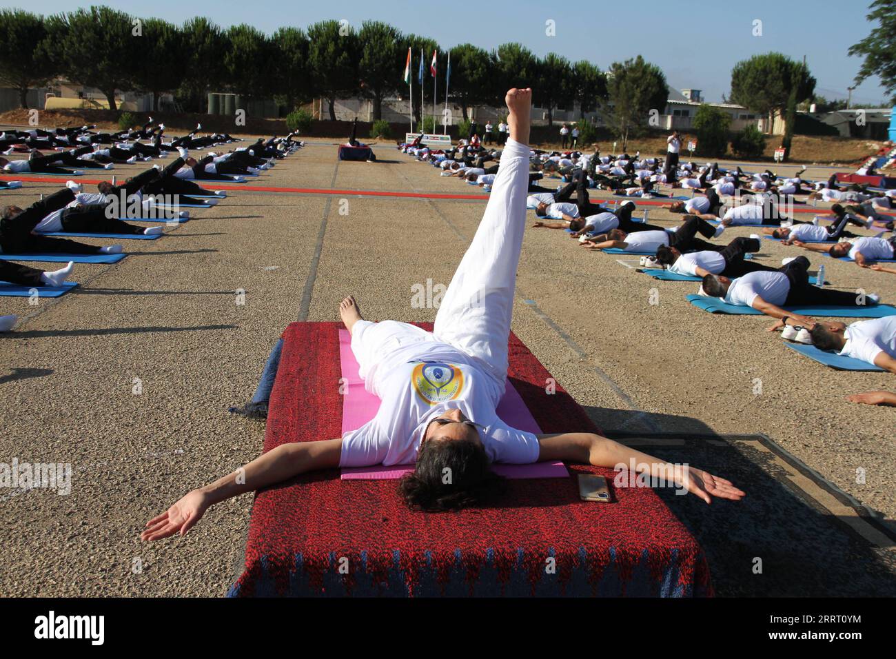 230621 -- BEIRUT, 21 giugno 2023 -- le persone partecipano a una sessione in celebrazione della giornata Internazionale dello Yoga a Marjayoun, Libano, 21 giugno 2023. Nel 2014, l'ONU ha designato il 21 giugno come giornata internazionale dello Yoga. Foto di /Xinhua LEBANON-MARJAYOUN-INTERNATIONAL YOGA DAY TaherxAbuxHamdan PUBLICATIONxNOTxINxCHN Foto Stock