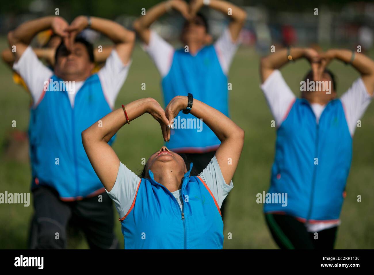 230621 -- KATHMANDU, 21 giugno 2023 -- le persone prendono parte a una sessione di yoga nella giornata Internazionale dello Yoga a Kathmandu, Nepal, 21 giugno 2023. Nel 2014, l'ONU ha designato il 21 giugno come giornata internazionale dello Yoga. Foto di /Xinhua NEPAL-KATHMANDU-GIORNATA INTERNAZIONALE DI YOGA SulavxShrestha PUBLICATIONxNOTxINxCHN Foto Stock