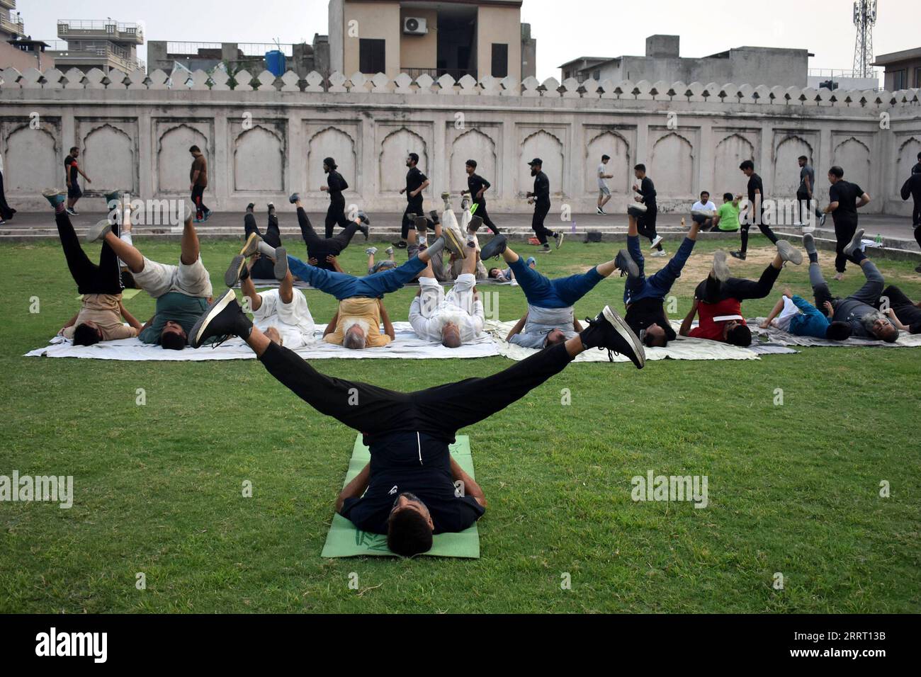 230621 -- LAHORE, 21 giugno 2023 -- i partecipanti prendono parte a una performance di yoga a Lahore, Pakistan, 21 giugno 2023. Nel 2014, l'ONU ha designato il 21 giugno come giornata internazionale dello Yoga. Foto di /Xinhua PAKISTAN-LAHORE-INTERNATIONAL YOGA DAY Sajjad PUBLICATIONxNOTxINxCHN Foto Stock