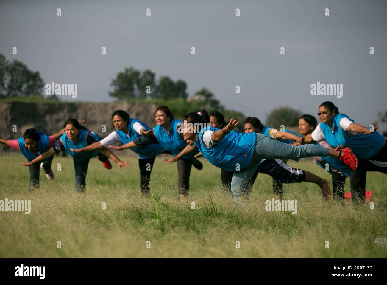 230621 -- KATHMANDU, 21 giugno 2023 -- le persone prendono parte a una sessione di yoga nella giornata Internazionale dello Yoga a Kathmandu, Nepal, 21 giugno 2023. Nel 2014, l'ONU ha designato il 21 giugno come giornata internazionale dello Yoga. Foto di /Xinhua NEPAL-KATHMANDU-GIORNATA INTERNAZIONALE DI YOGA SulavxShrestha PUBLICATIONxNOTxINxCHN Foto Stock